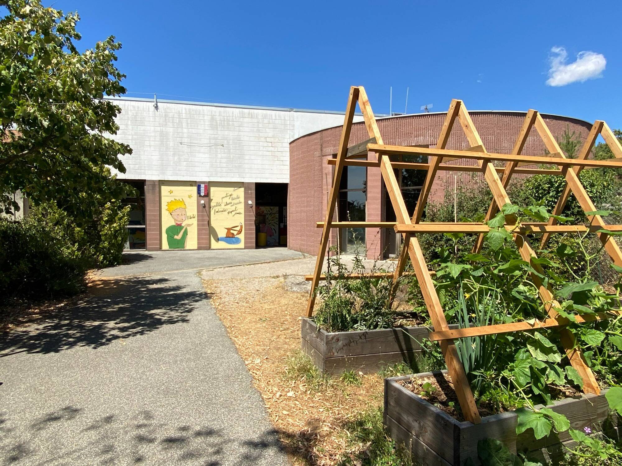 Comment cette commune près de Grasse veut protéger son école des épisodes de canicule