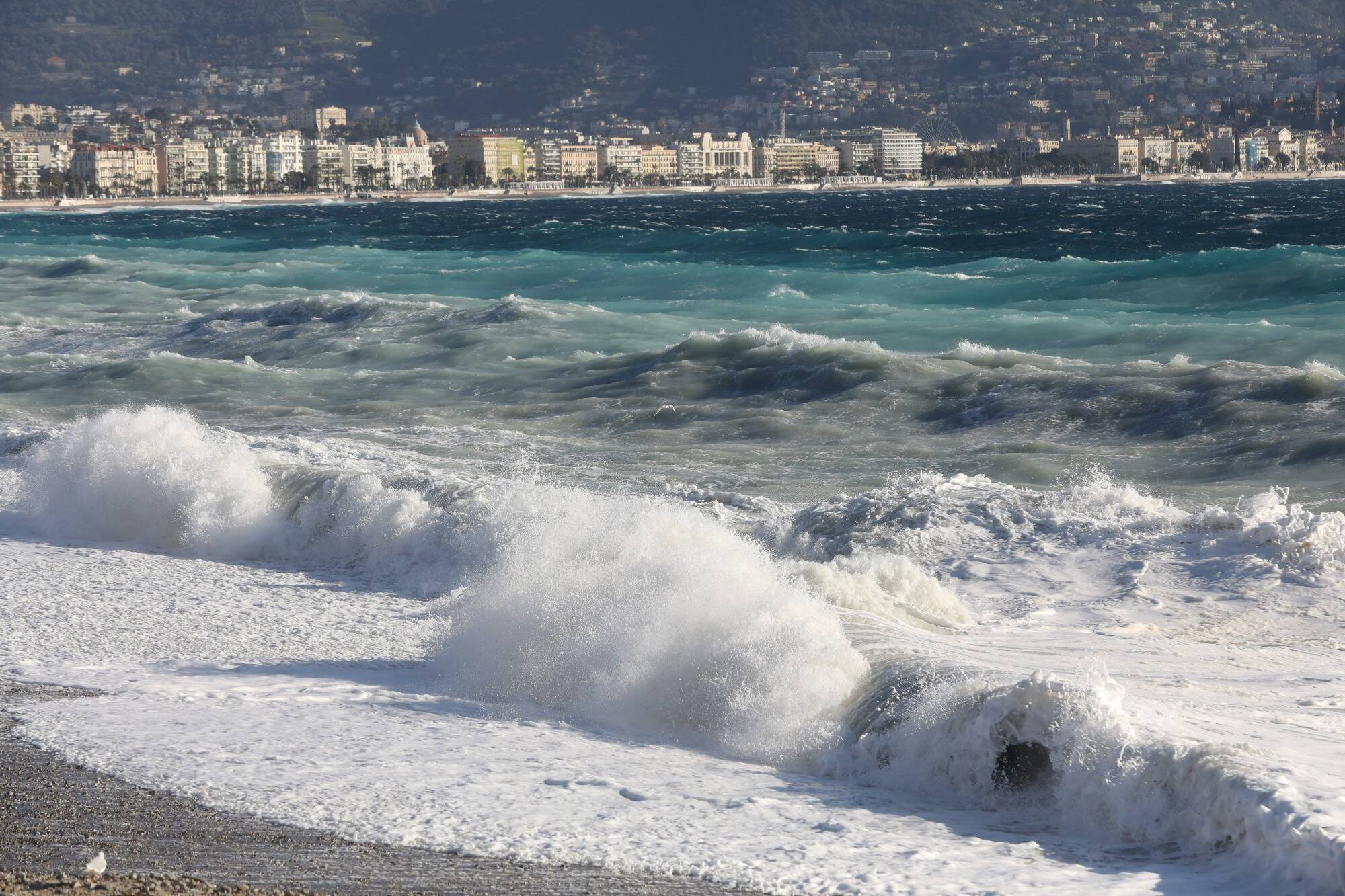 Les Alpes-Maritimes en vigilance jaune pluie-inondations et vagues-submersion ce lundi