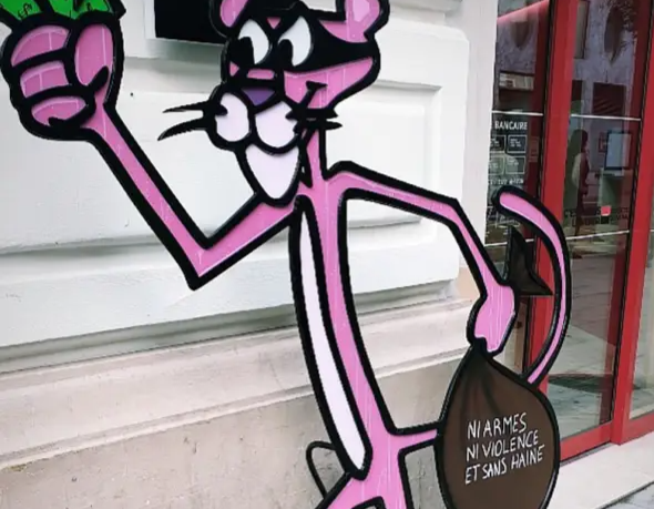 Un artiste varois dépose sa sculpture panthère rose "Spaggiari" devant une banque à Nice, la Ville appelée pour l'enlever