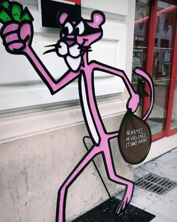 Un artiste varois dépose sa sculpture panthère rose "Spaggiari" devant une banque à Nice, la Ville appelée pour l'enlever
