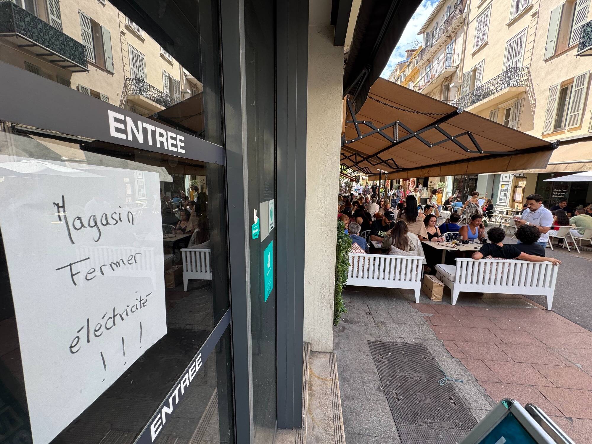 Panne d'électricité géante: personnes coincées dans des ascenseurs, paiement en espèces dans les magasins... stupeur et débrouille à Cannes