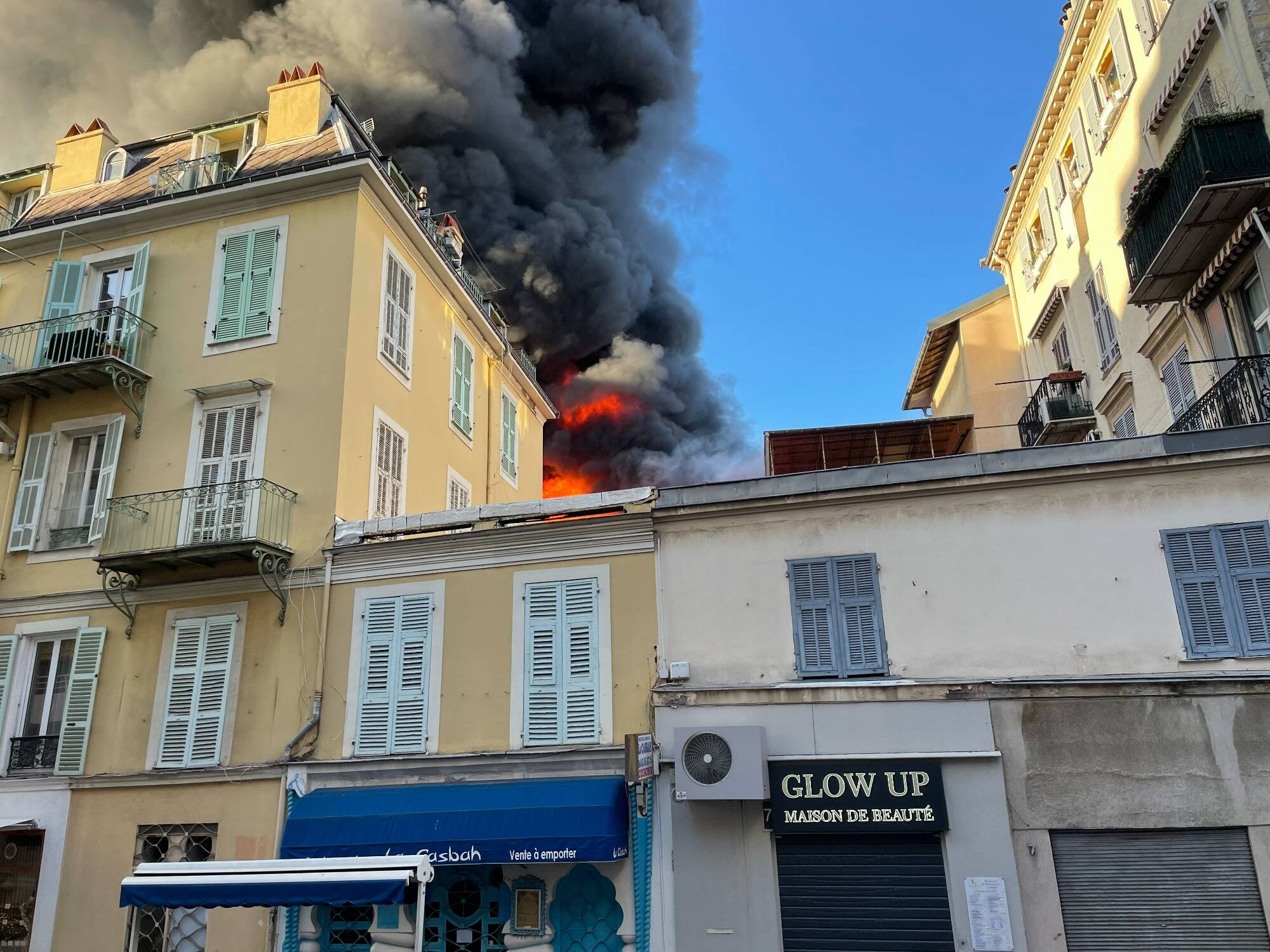 Spectaculaire incendie en plein centre-ville de Nice, des explosions entendues: suivez notre direct