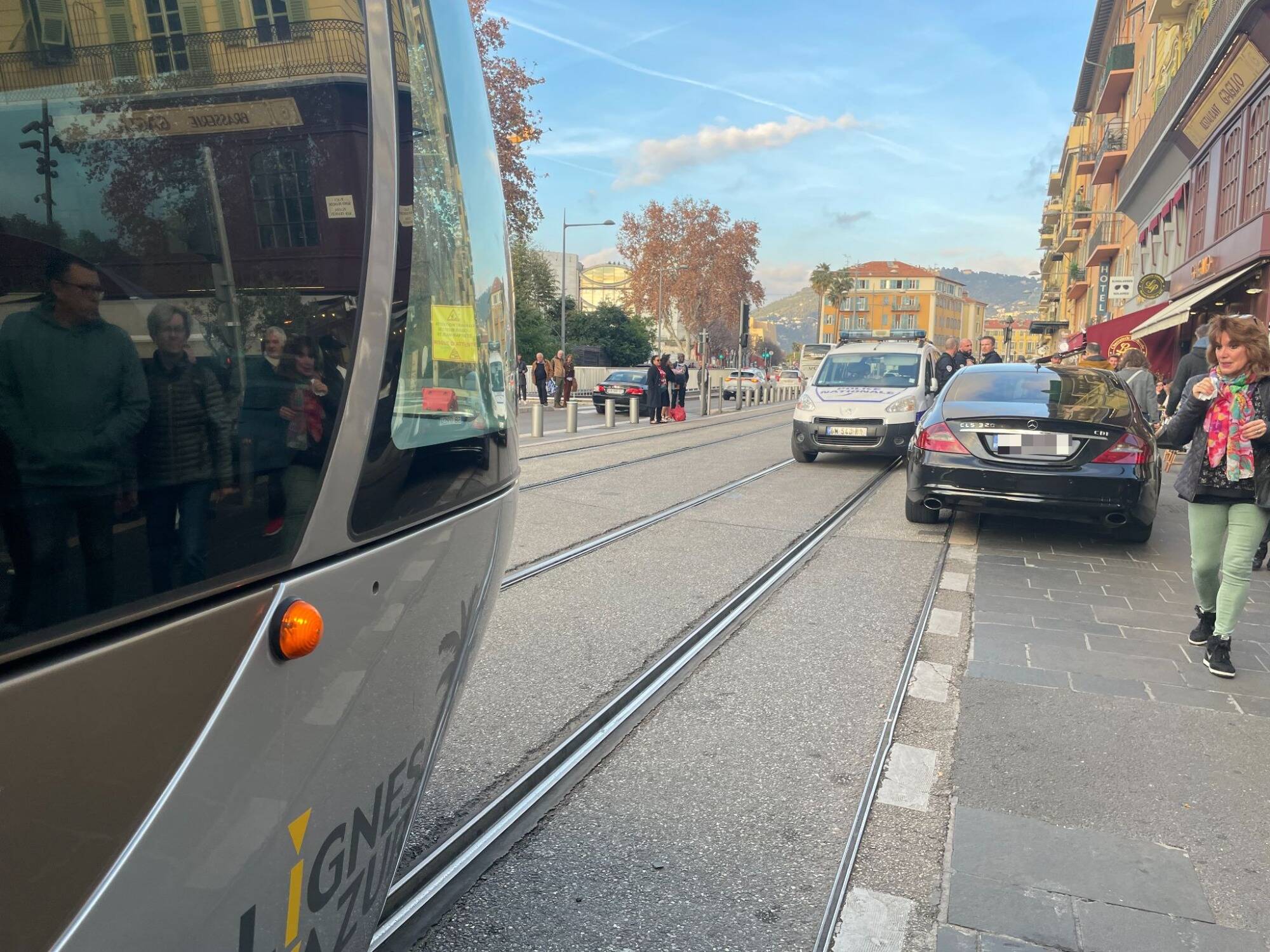 Tram Line 1 in Nice Comes to Complete Stop Due to Car Parked on Platform: Thousands of users affected and president demands financial responsibility