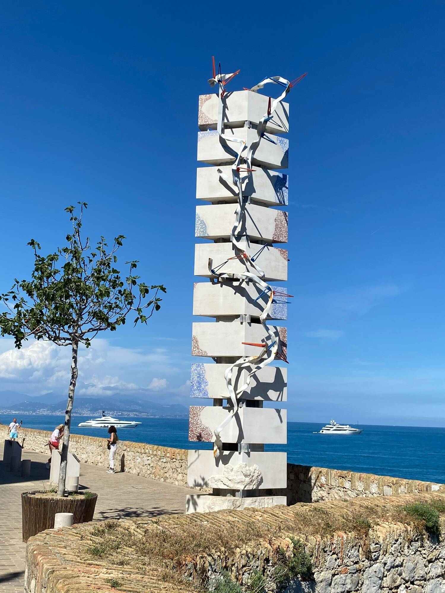 Que pensez-vous de cette sculpture qui divise sur les remparts d'Antibes? Donnez votre avis