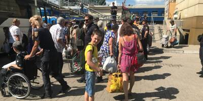 En Ukraine, avec les derniers déplacés qui fuient l'enfer des bombardements du Donbass