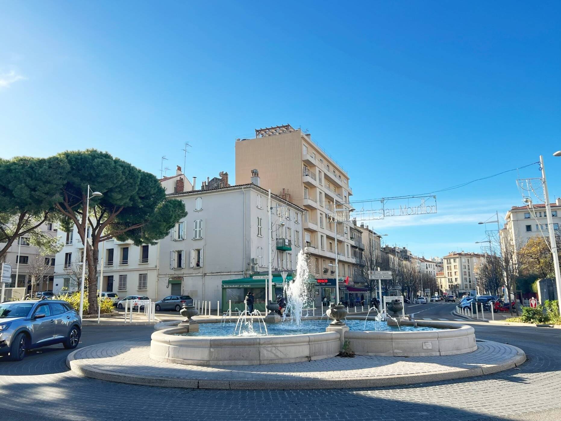 Un homme menace des policiers avec son arme à Toulon, ils ripostent et le blessent gravement