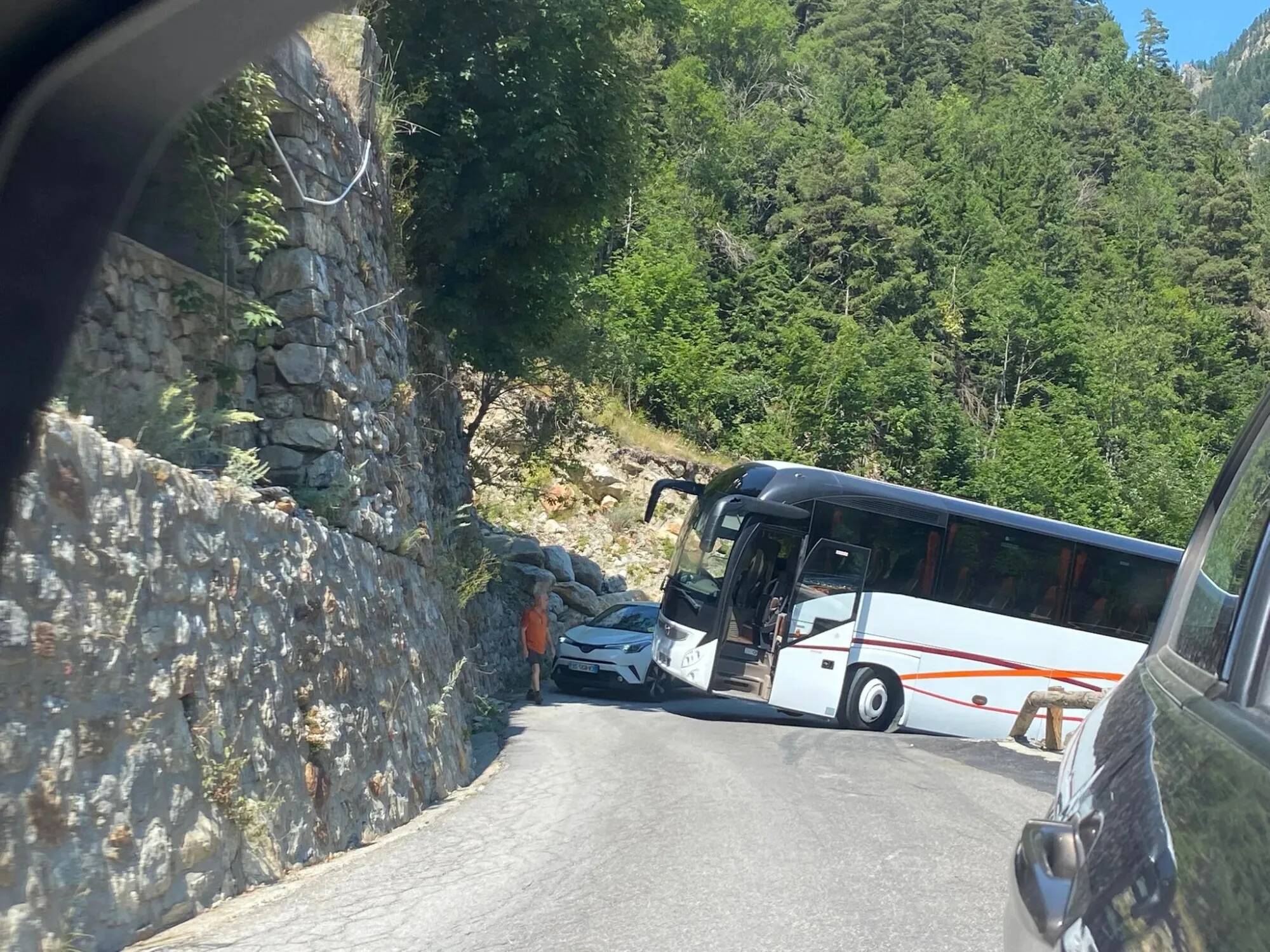 Dans la montée du Boréon, un bus se retrouve en fâcheuse posture