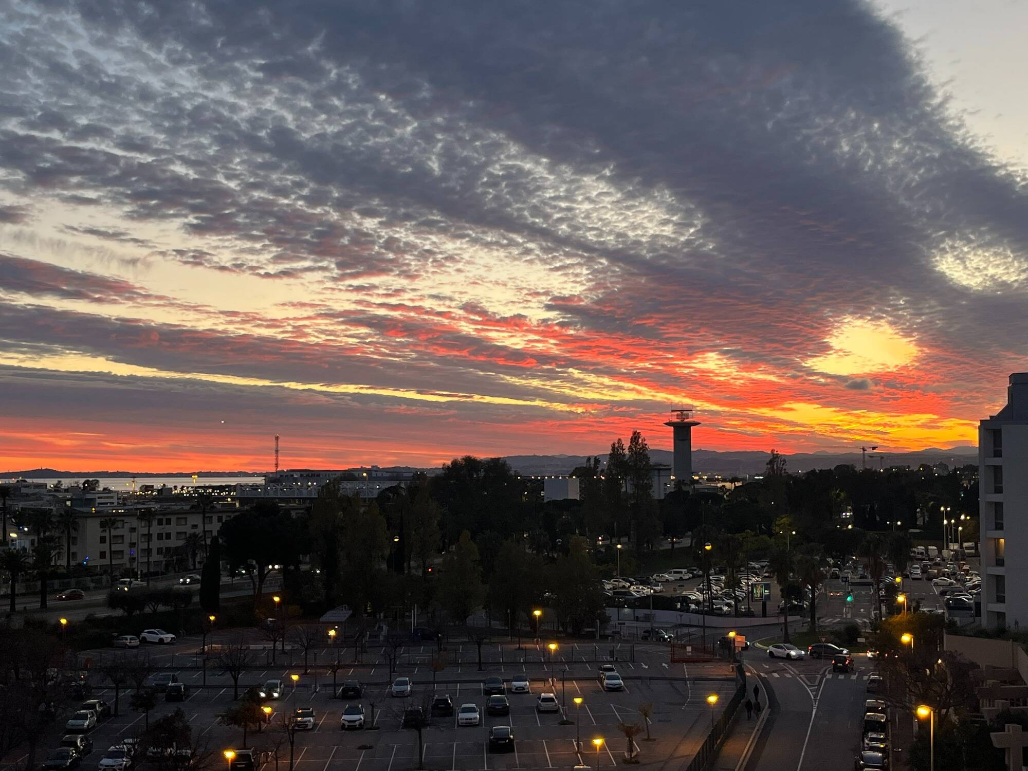 Que sont ces petits nuages qui rendent les couchers de soleil encore plus beaux sur la Côte d'Azur depuis quelques jours?