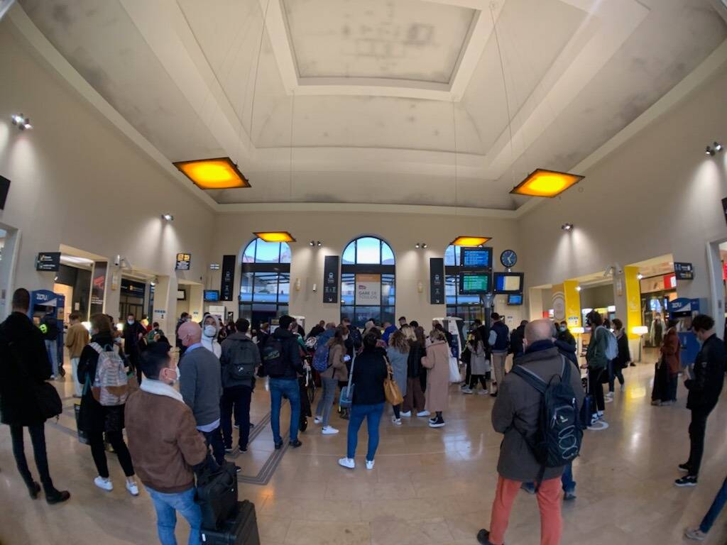 Trains supprimés ou (très) en retard ce mardi entre Toulon et Nice, après-midi de galère à la SNCF