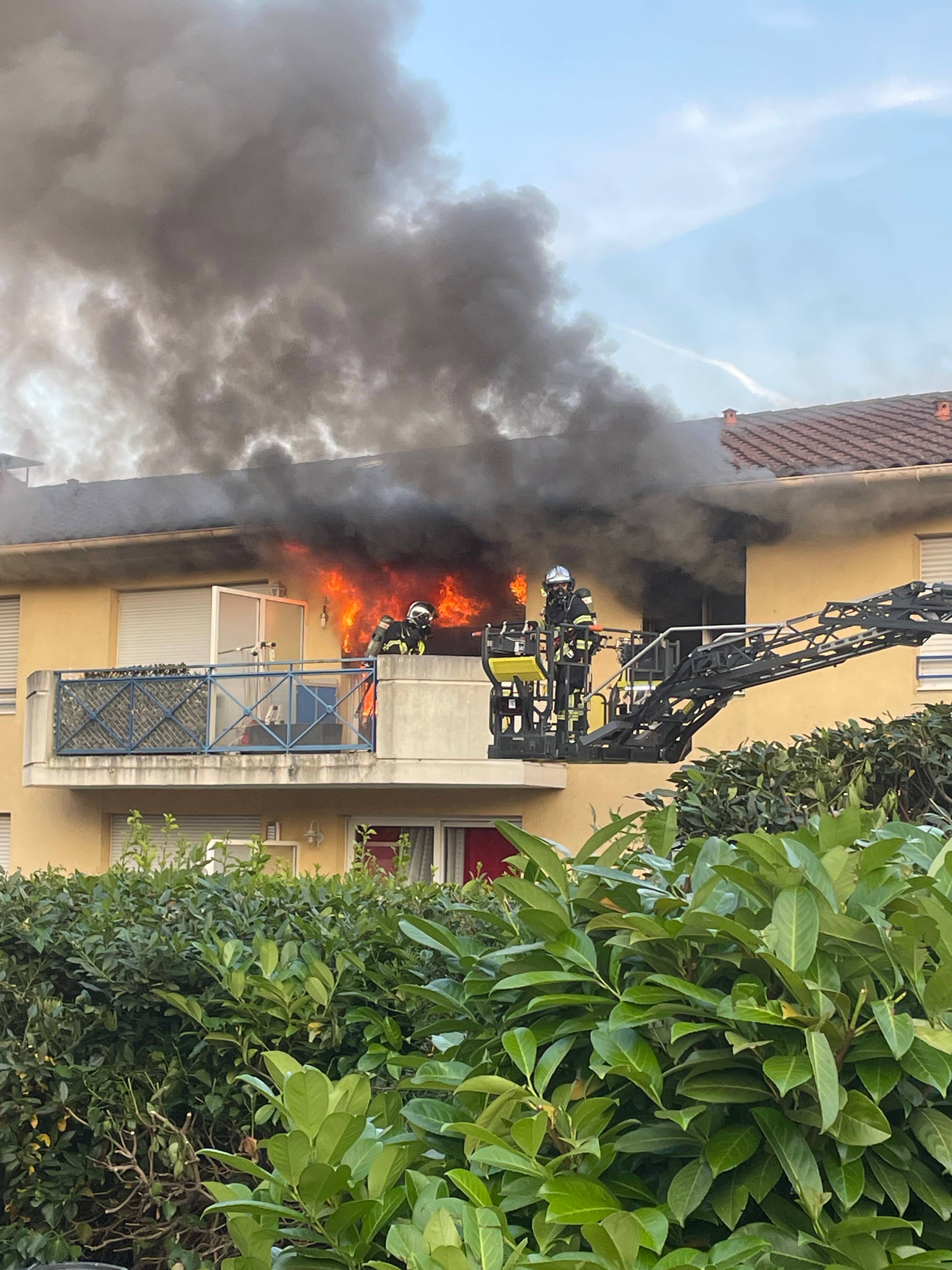 Un homme intoxiqué dans le violent incendie d'un appartement à Mougins