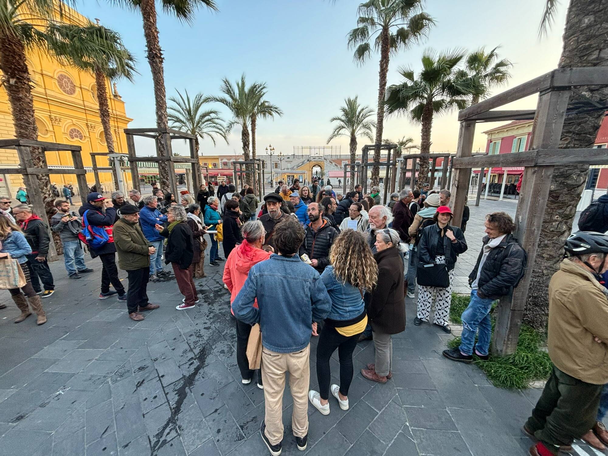 "Vous ne ferez pas taire la solidarité" : une manifestation en soutien à Emmaüs Roya et Cédric Herrou après sa remise en liberté organisée à Nice