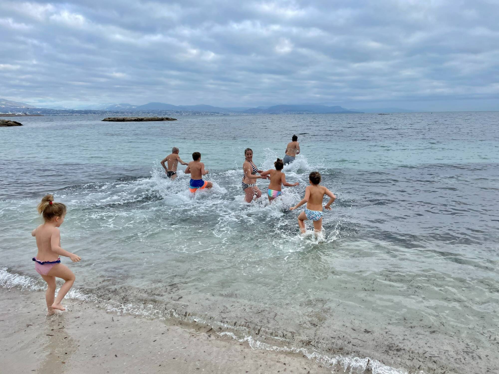 Bain du jour de l'an à Antibes: ils n'ont pas pu résister au grand saut