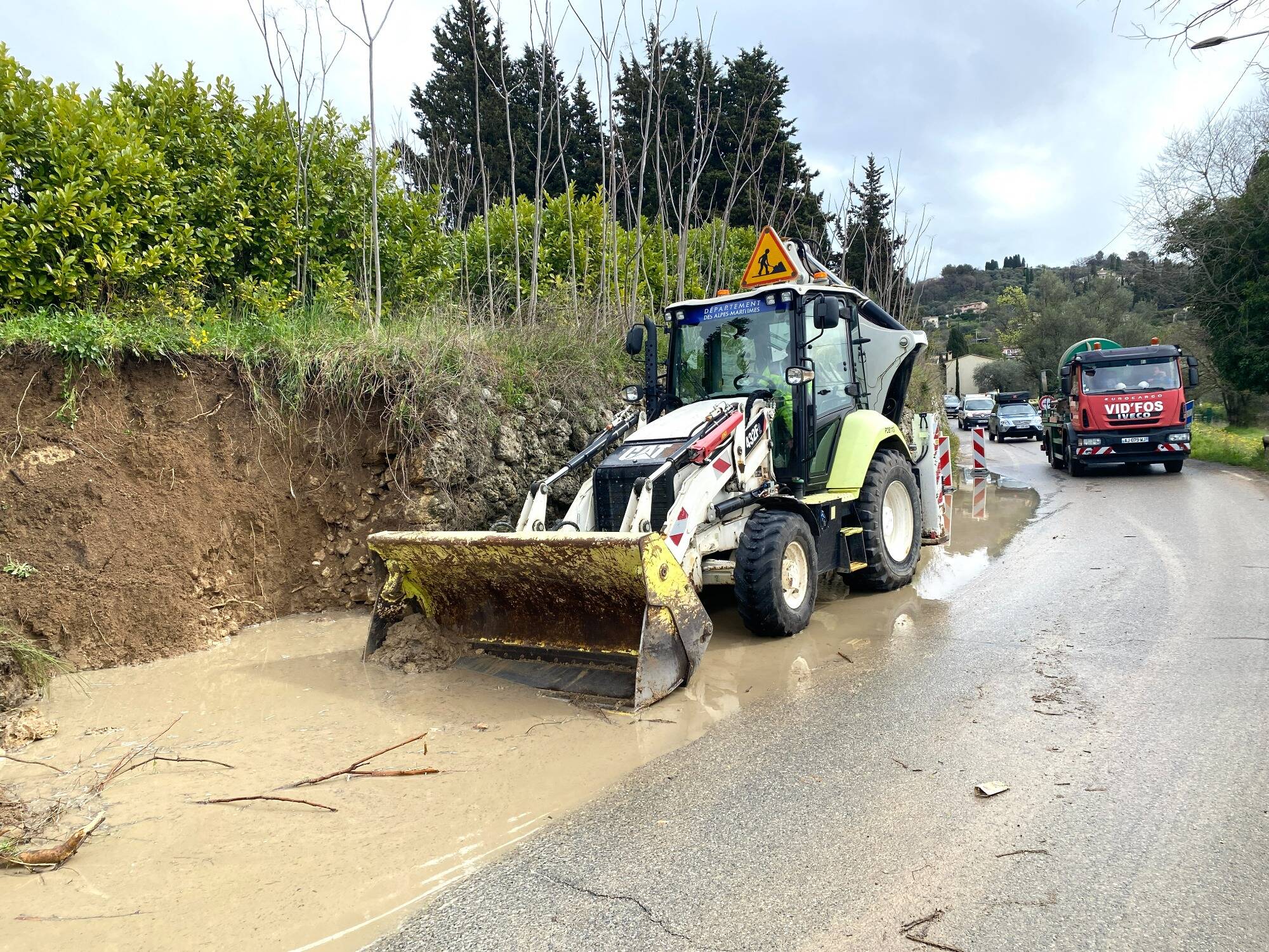Chute de pierres, coulée de boue... Un mur s'effondre à Grasse après les fortes pluies, la circulation perturbée