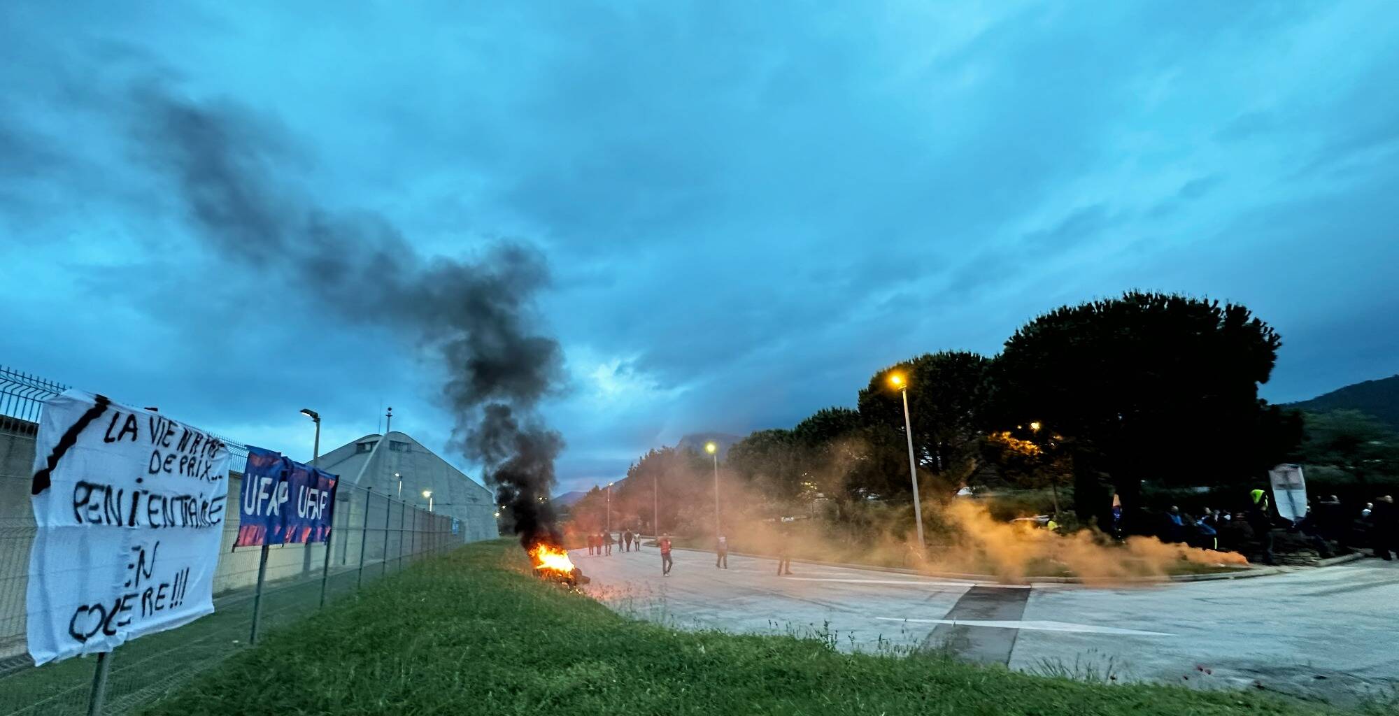 Des agents "sous le choc" après l'attaque d'un fourgon, journée "Prisons mortes" dans les Alpes-Maritimes et le Var... suivez notre direct