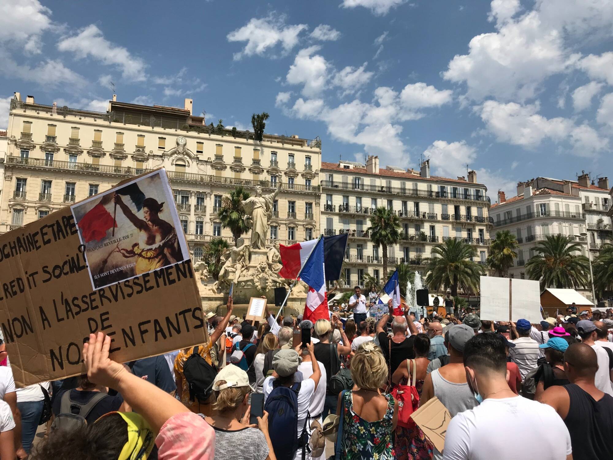Plusieurs milliers de manifestants opposés au pass sanitaire et à la vaccination obligatoire à Toulon