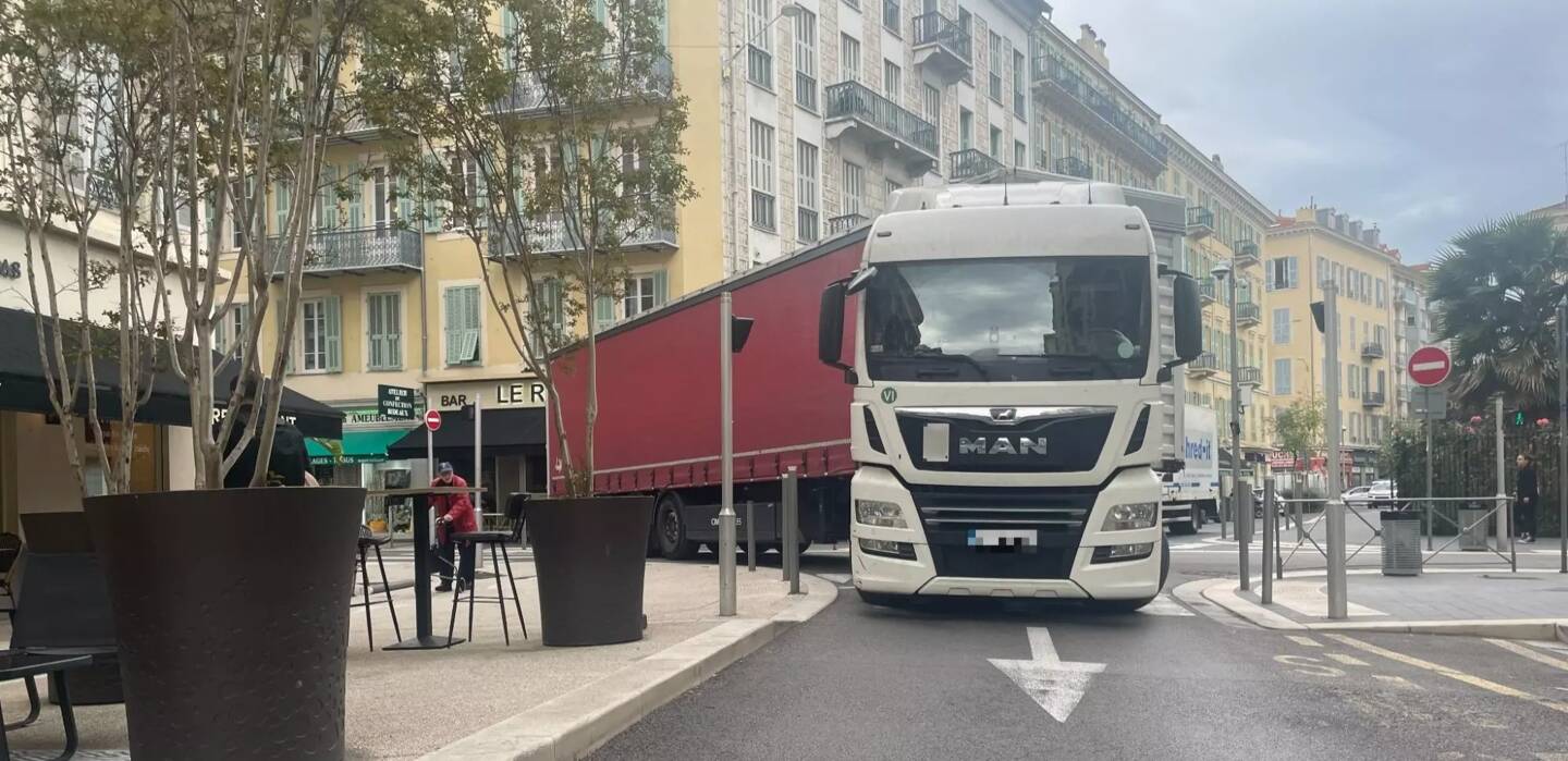 Un camion bloque la circulation dans le centre-ville de Nice.