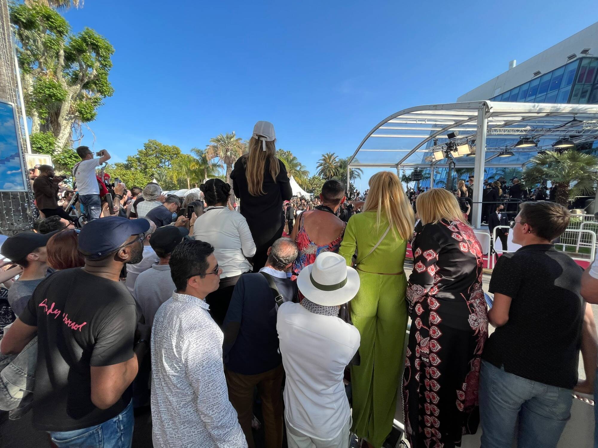 On a vécu la première montée des marches du Festival de Cannes avec le public... et on n'a pas vu grand chose