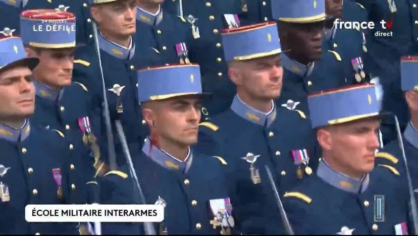 Un aspirant officier se coupe l'oreille avec son épée pendant le défilé du 14 juillet à Paris