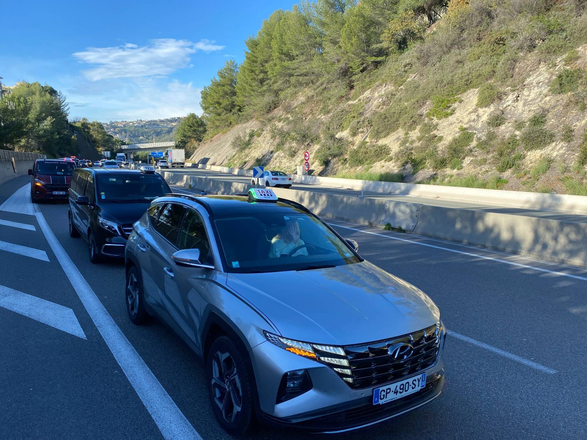 Grève des taxis: une opération escargot en cours sur l'a8