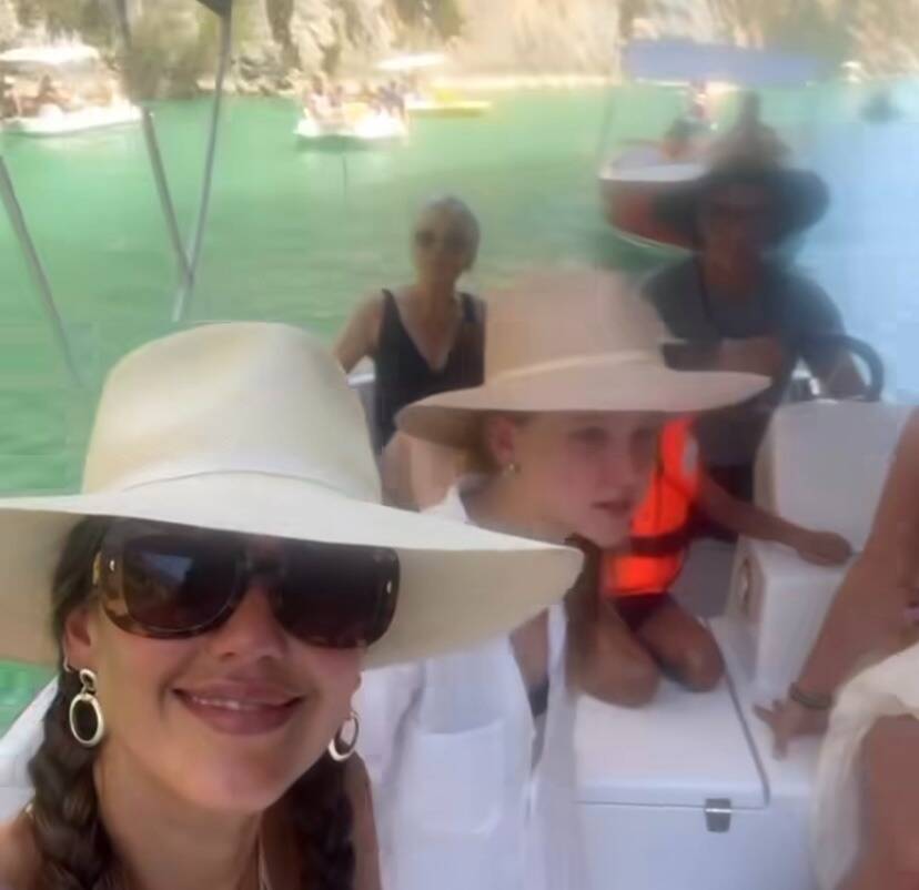 Balade à Moustiers, randonnée dans les gorges et baignade dans le lac de Sainte-Croix... l'actrice américaine Jessica Alba vante la beauté du Verdon