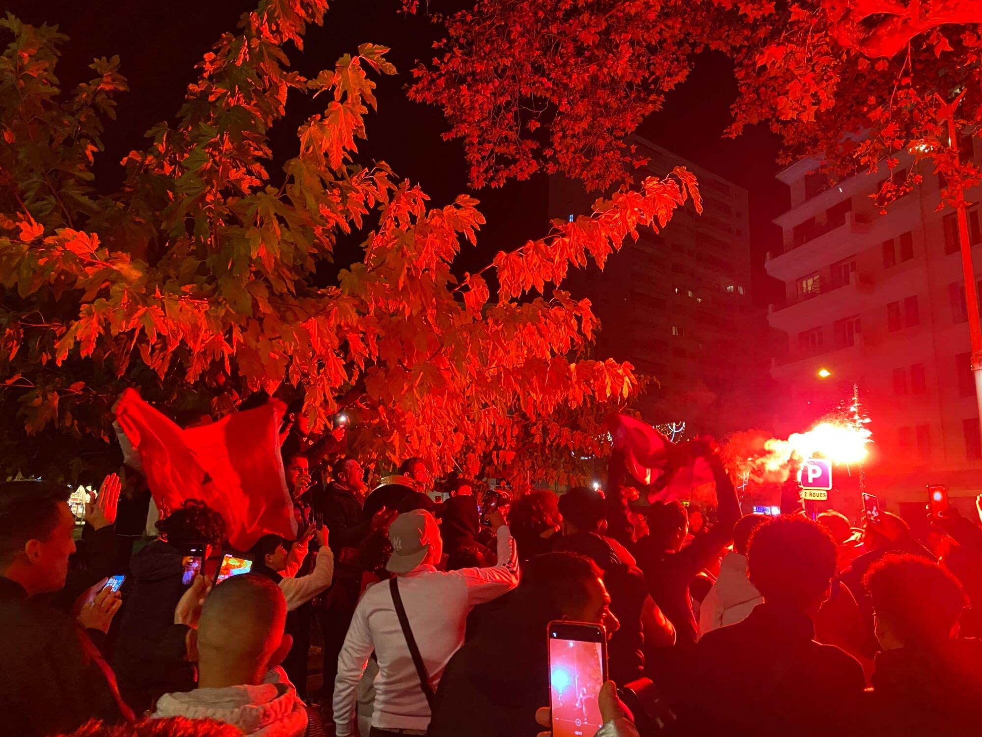 Scène de liesse à Toulon, Fréjus et Draguignan après la qualification du Maroc en demi-finale de la Coupe du monde