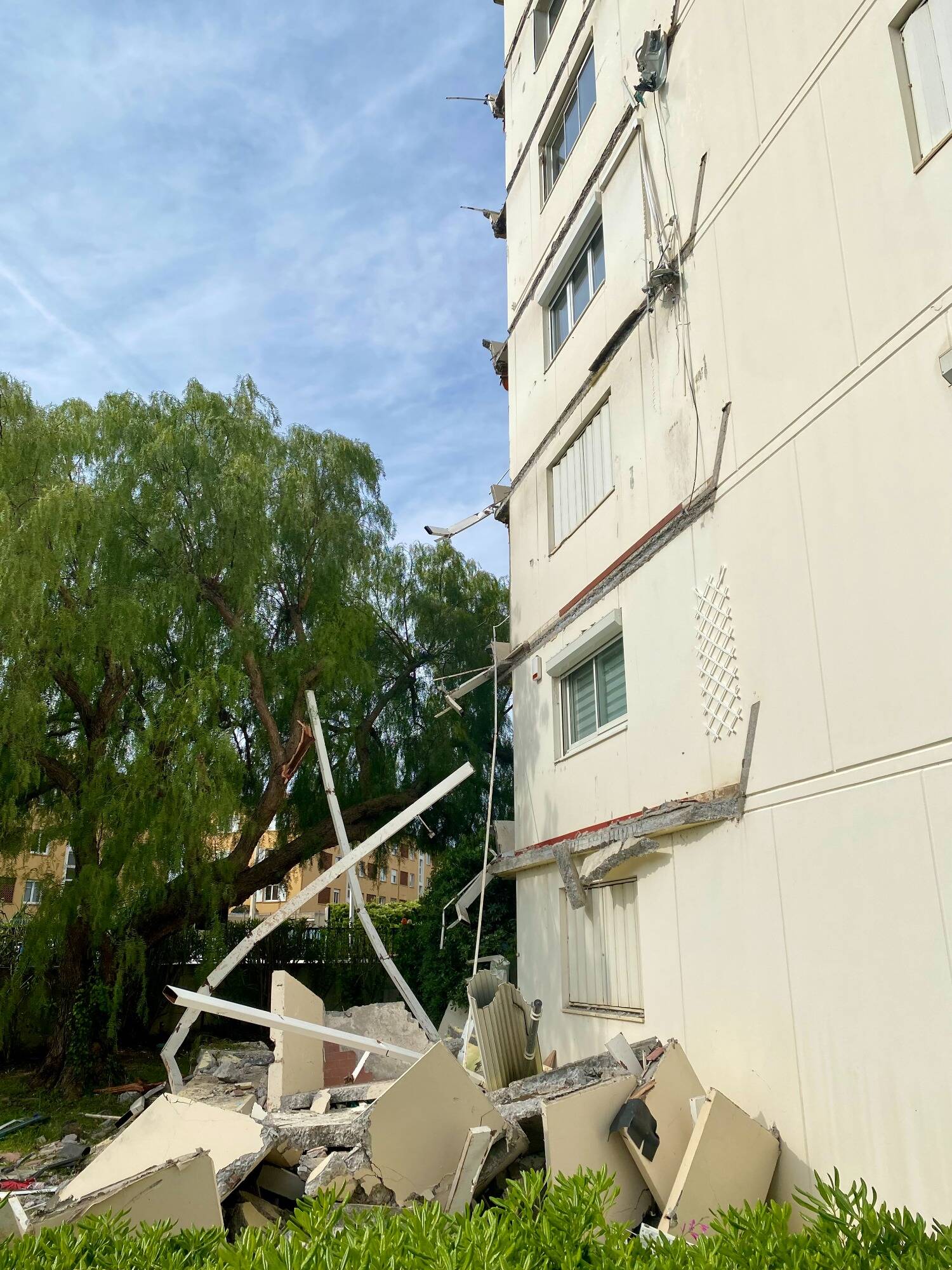 "Cela fait un an et demi qu'on alerte le syndic": les résidents de l'immeuble antibois dont les balcons se sont effondrés sont inquiets