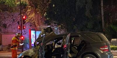 Les pompiers interviennent pour un feu de voiture en plein centre-ville de Monaco