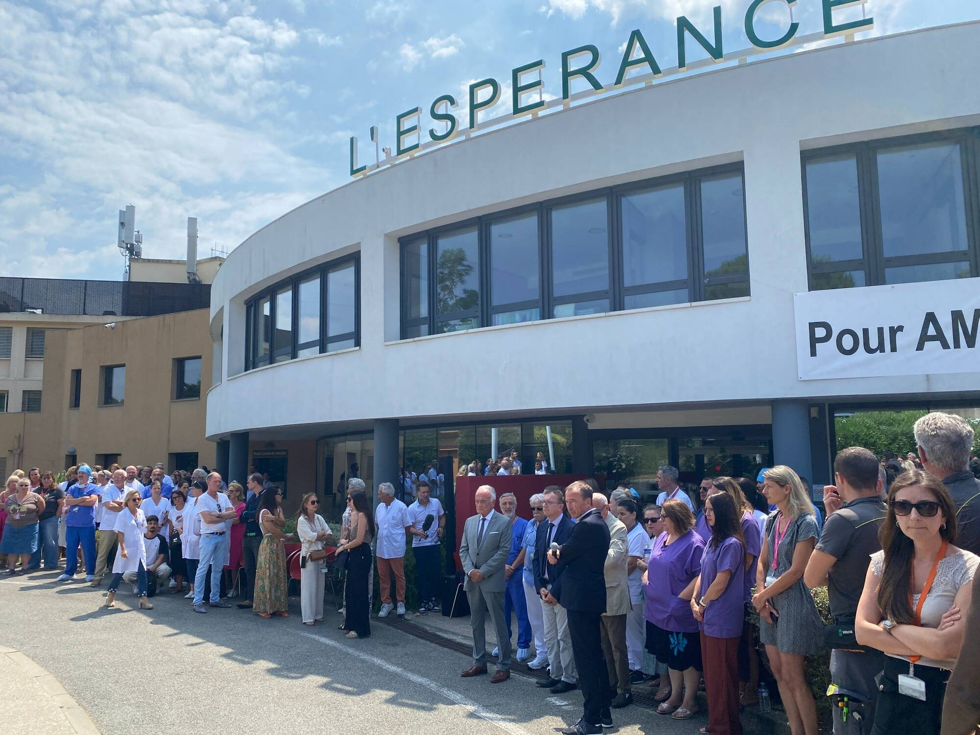 "Sans Ambre et Clémence, rien ne sera plus jamais comme avant": le personnel de l'hôpital Arnault Tzanck a rendu un poignant hommage aux deux infirmières tuées sur l'A8