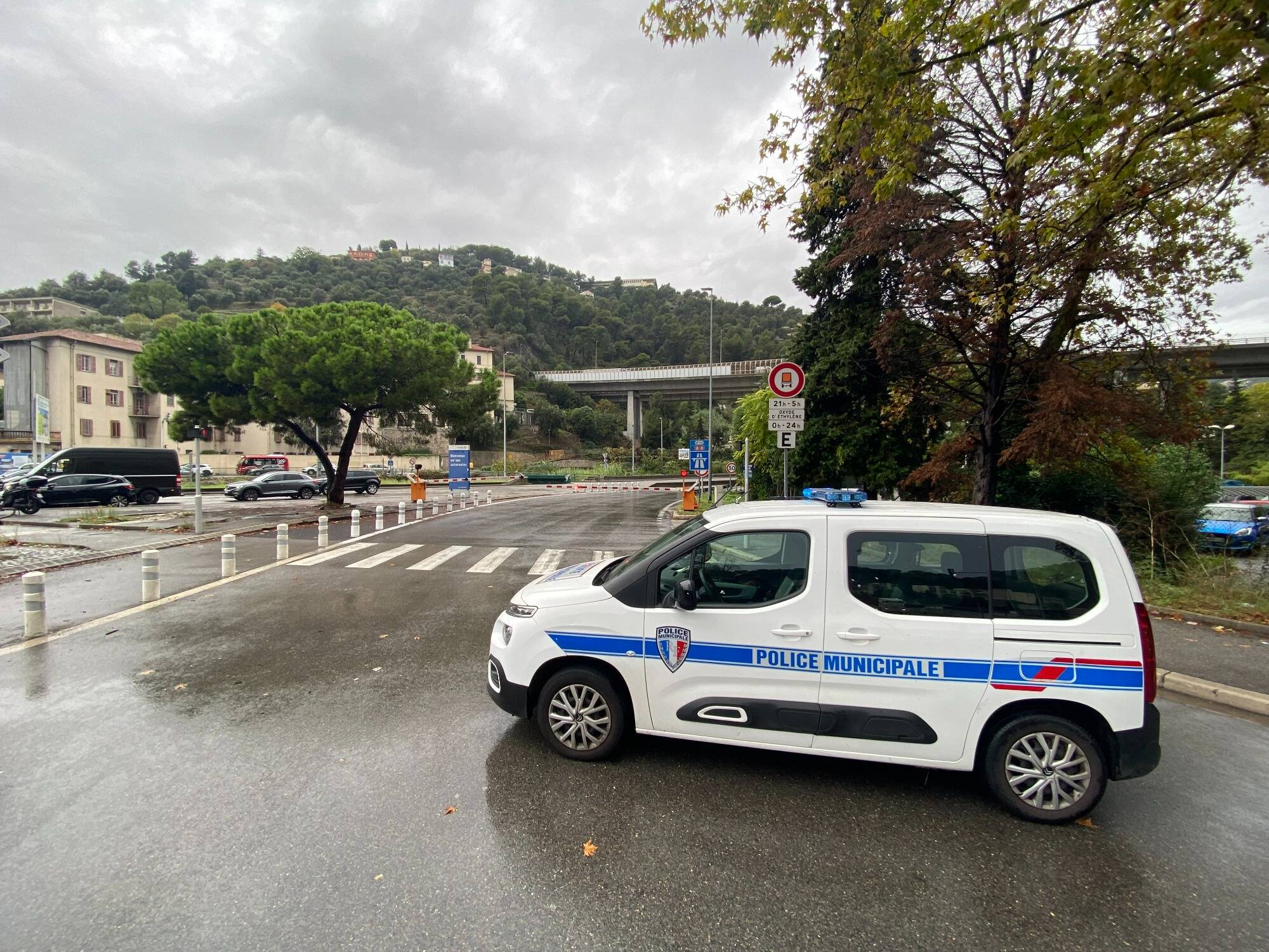 Vigilance orange levée, A8 coupée, routes fermées: le point à la mi-journée sur les intempéries dans les Alpes-Maritimes