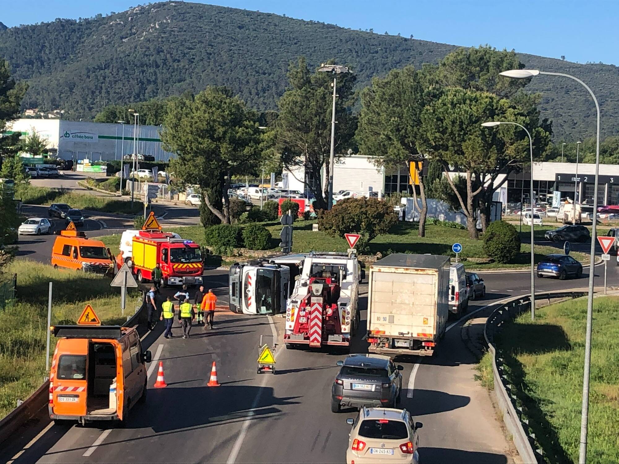 Un poids lourd couché sur le flanc, la circulation perturbée à l'entrée de Brignoles ce vendredi matin