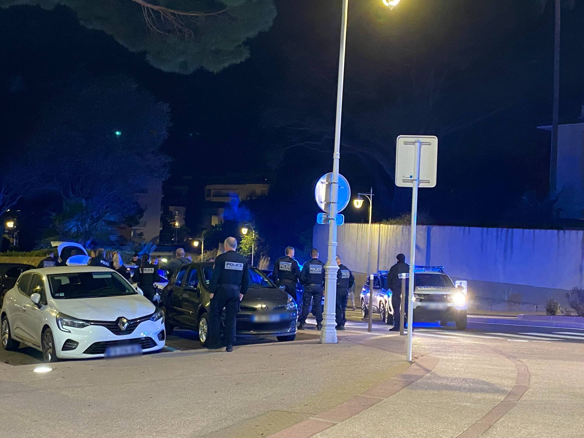Un automobiliste fonce sur les forces de l'ordre à Cannes, la police ouvre le feu