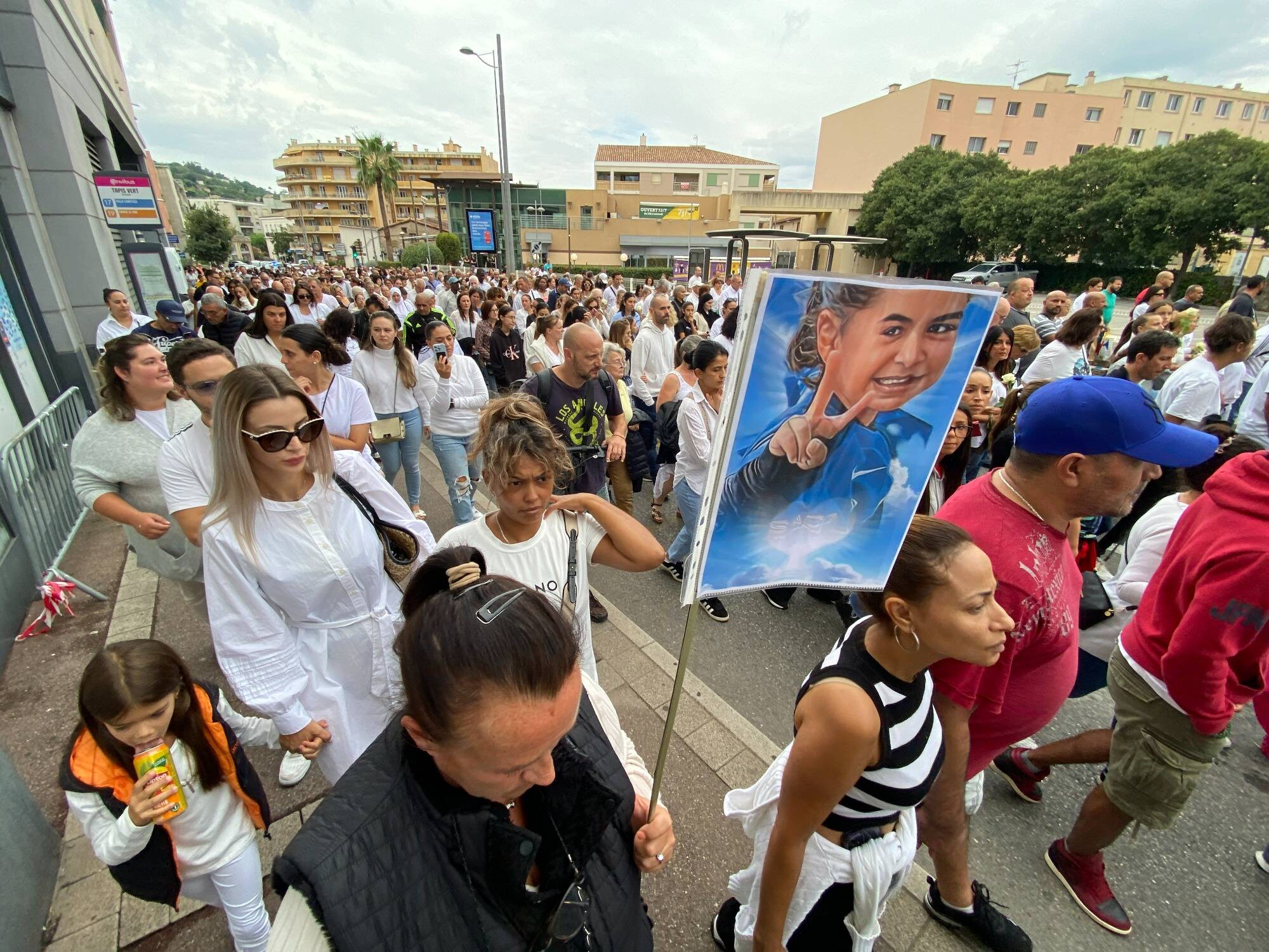 Des centaines de personnes réunies à Vallauris pour une marche blanche en hommage à Kamilya, tuée par un motard