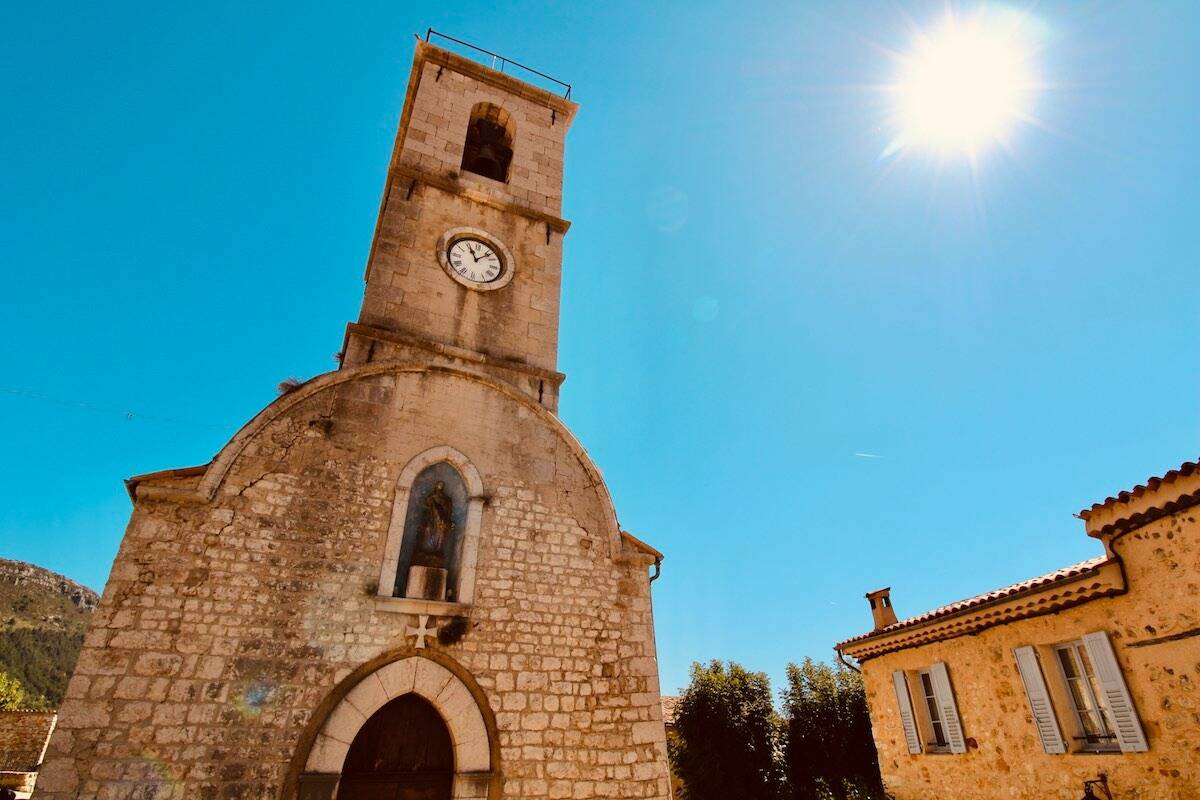 Dans ce village des Alpes-Maritimes, des familles se battent pour garder leur professeure des écoles, forcée à l'exil