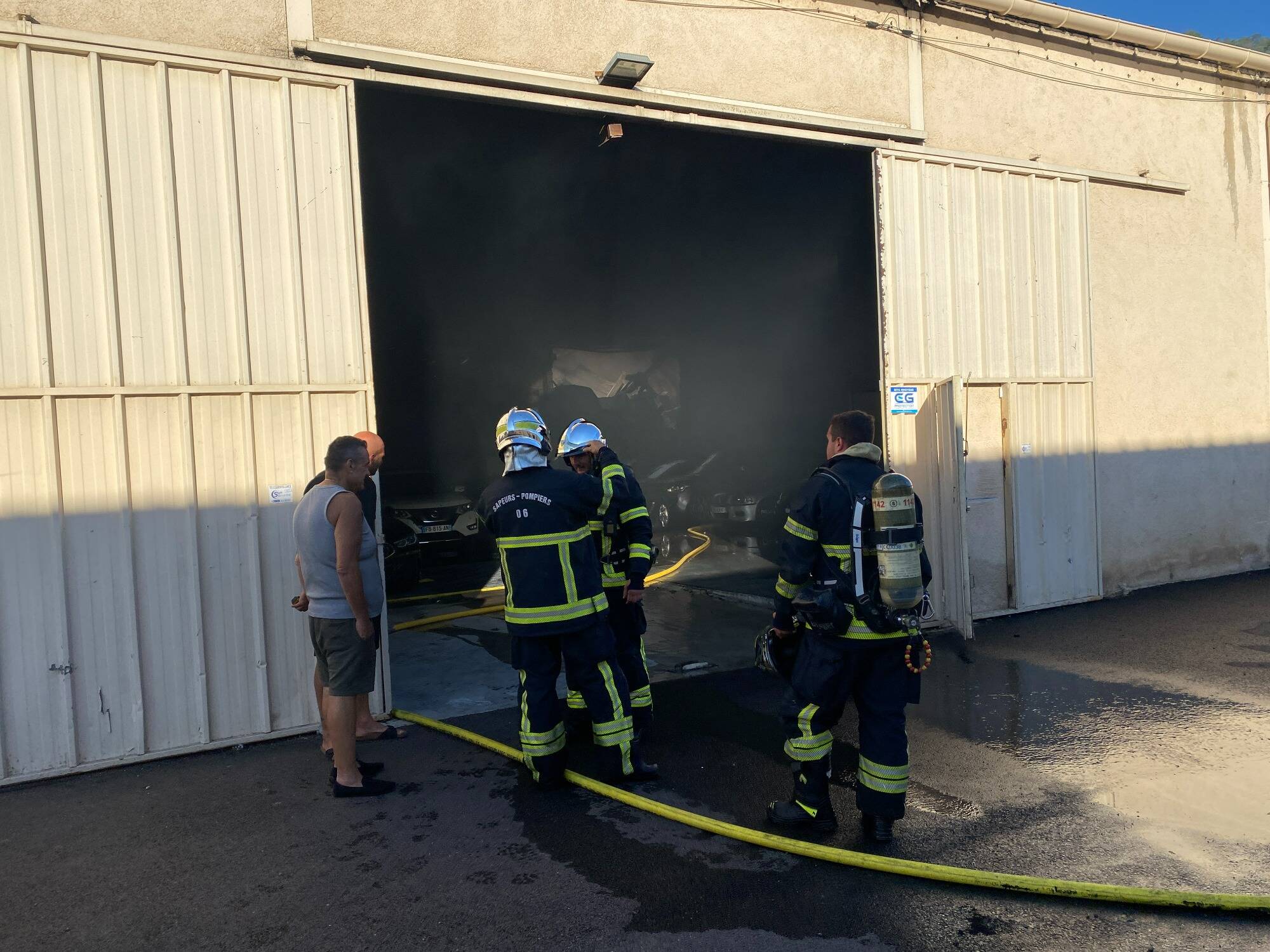 "Il n'y a plus rien, plus qu'un tas de cendres, on a tout perdu": la désolation des commerçants après le violent incendie à Pégomas