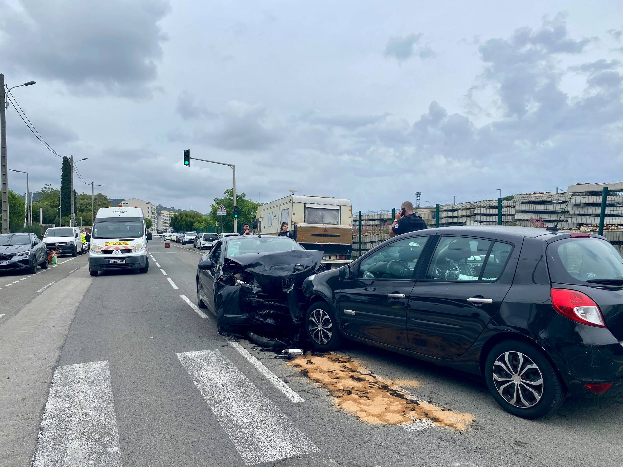 Au volant d'une voiture volée, ils provoquent un accident lors d'une course poursuite avec la police à Cannes