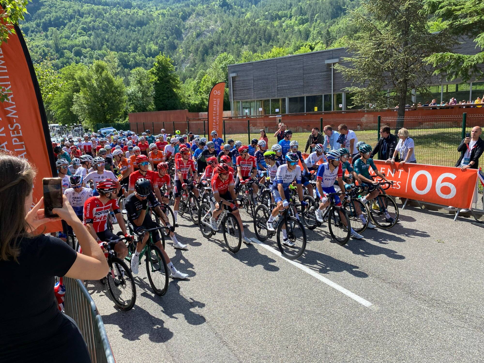 Le départ de la deuxième édition de la Mercan'Tour Classic vient d'être donné de Puget-Théniers