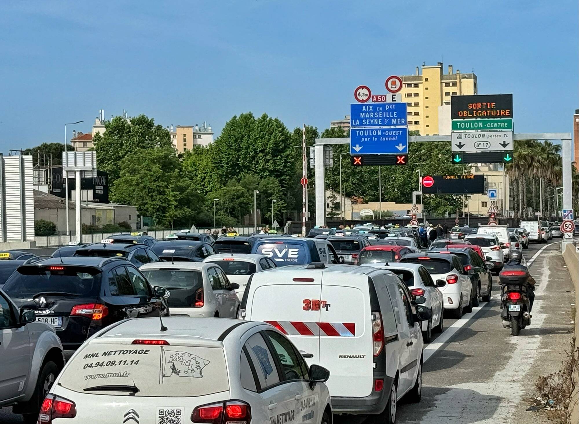 Mouvement social des conducteurs de taxi: le point circulation à la mi-journée sur l'A50, l'A57 et l'A8
