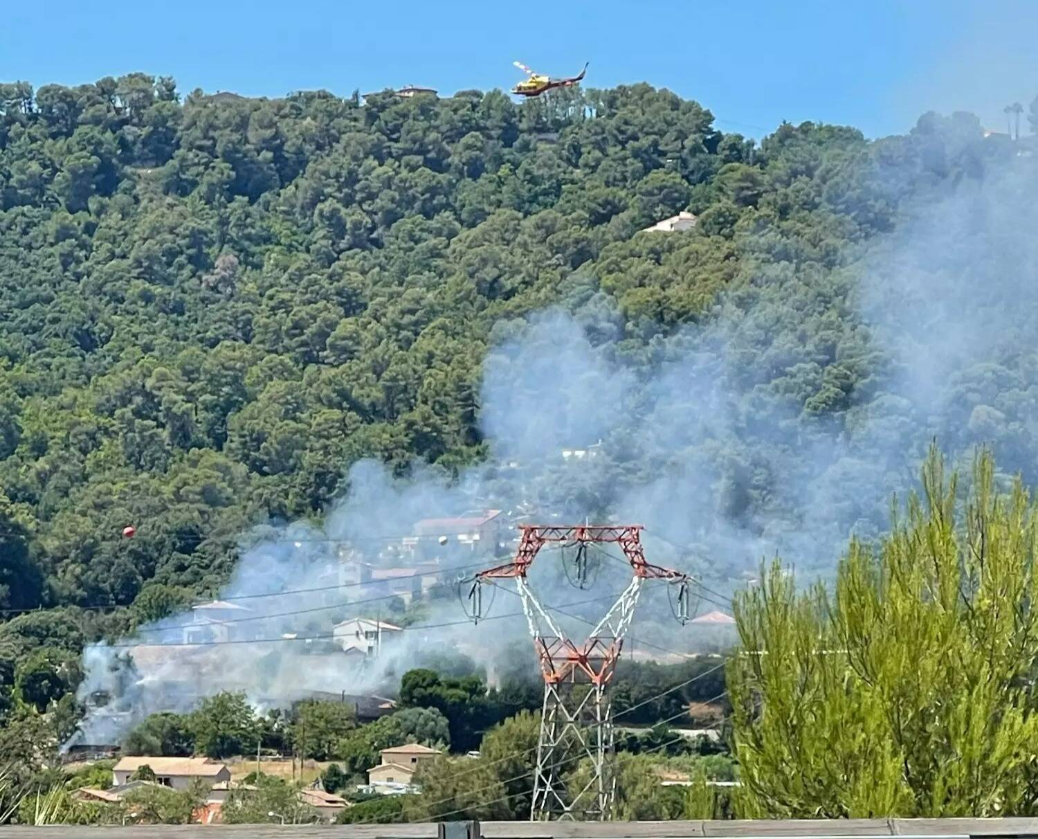 Un incendie en cours ce jeudi à proximité d'habitations dans une commune près de Nice, trois hélicoptères dépêchés sur place