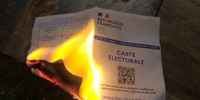 Mécontent du résultat de Jean-Luc Mélenchon, un réalisateur français brûle sa carte d'électeur