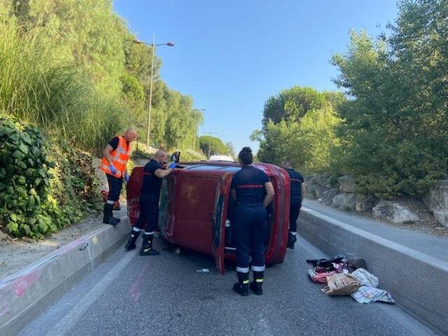A Saint-Laurent-du-Var, sa voiture finit sa course sur la tranche, le conducteur bloqué à l'intérieur