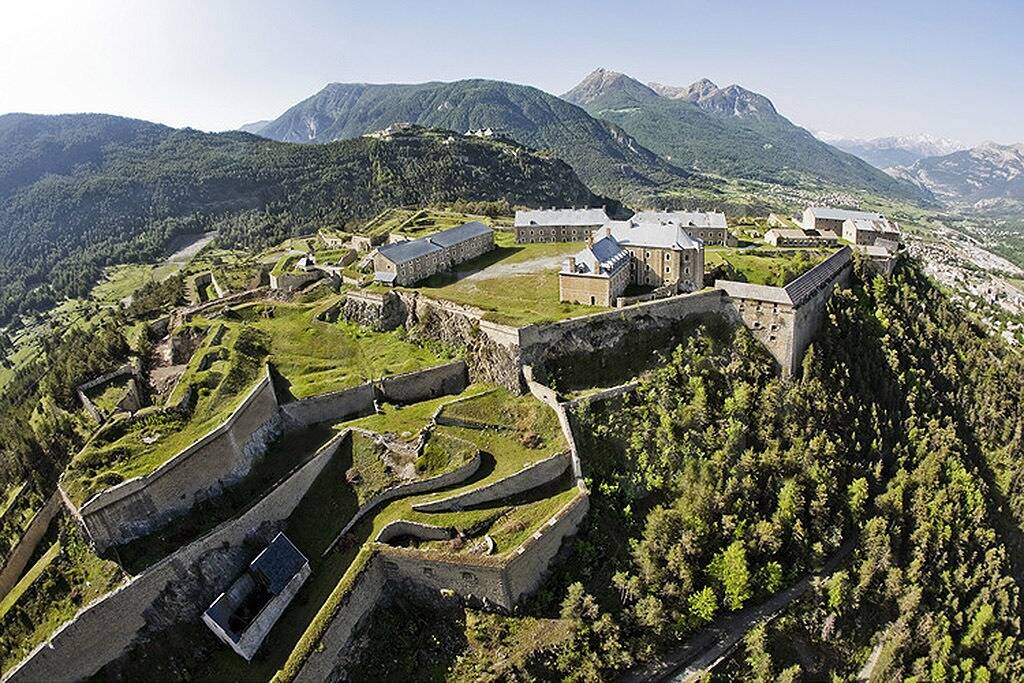 L'escroc qui se faisait passer pour le Prince Albert tente une arnaque à l'immobilier de luxe: démasqué, il a été écroué