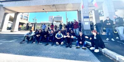 Les policiers municipaux bloquent l'entrée de la préfecture des Alpes-Maritimes, à Nice, ce jeudi d'après-midi