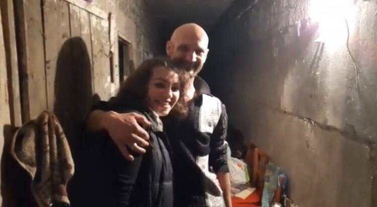 "Dès que la guerre est finie, on fait un bébé..." Terrés dans un sous-sol, ces amoureux ukrainiens survivent dans le Donbass