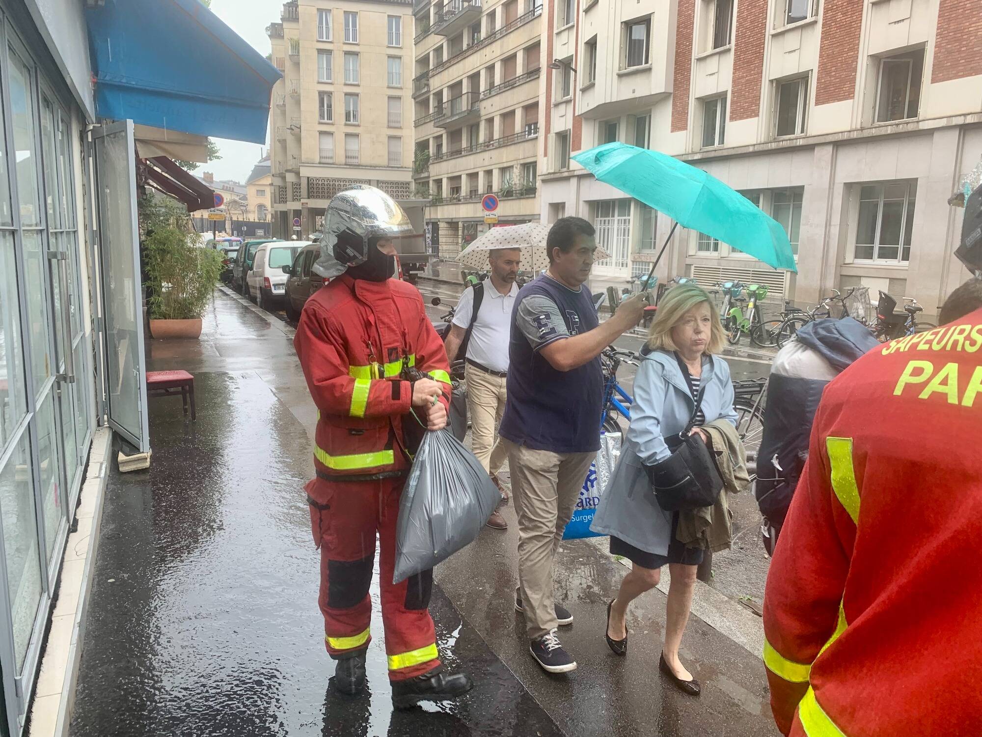 "J'ai vu une mère en sang avec ses deux enfants": les habitants sous le choc après l'effondrement d'un immeuble à Paris