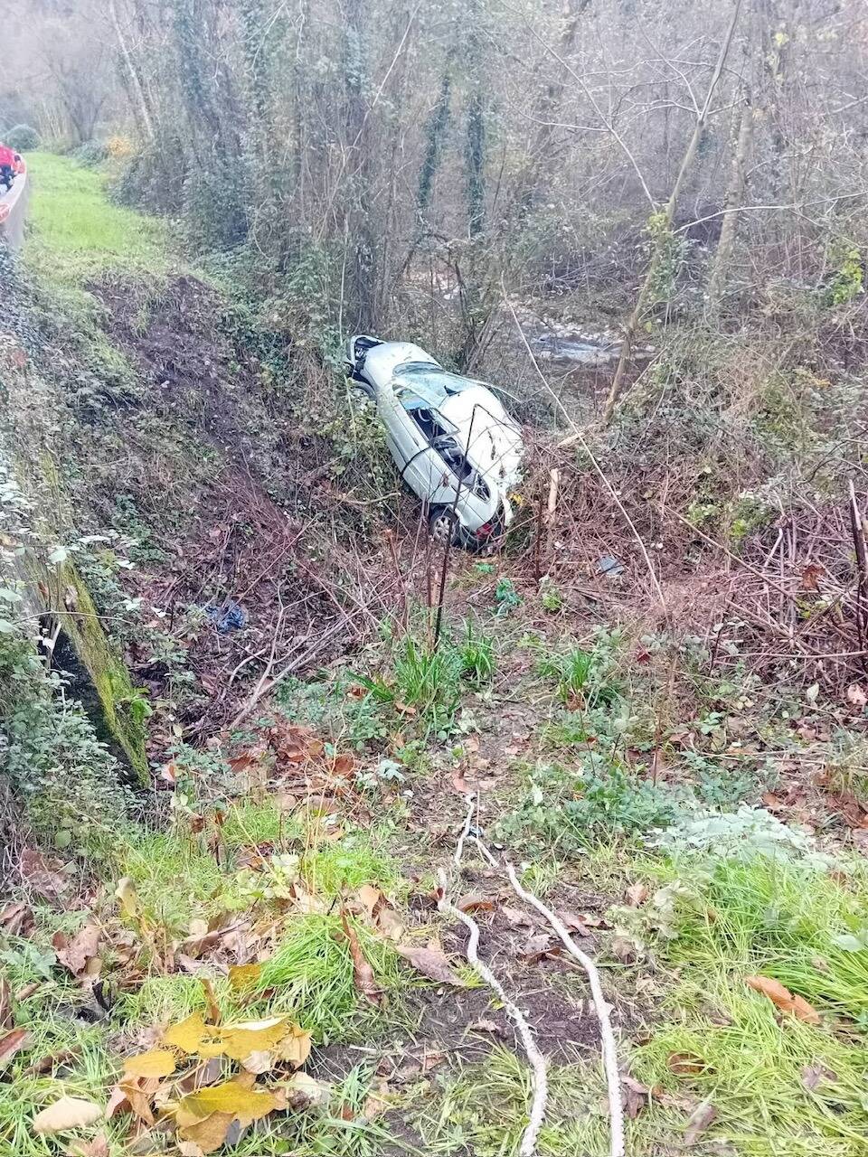 Une voiture chute d'une dizaine de mètres, quatre blessés légers... Ce que l'on sait de l'accident de la circulation survenu à Contes, ce samedi après-midi