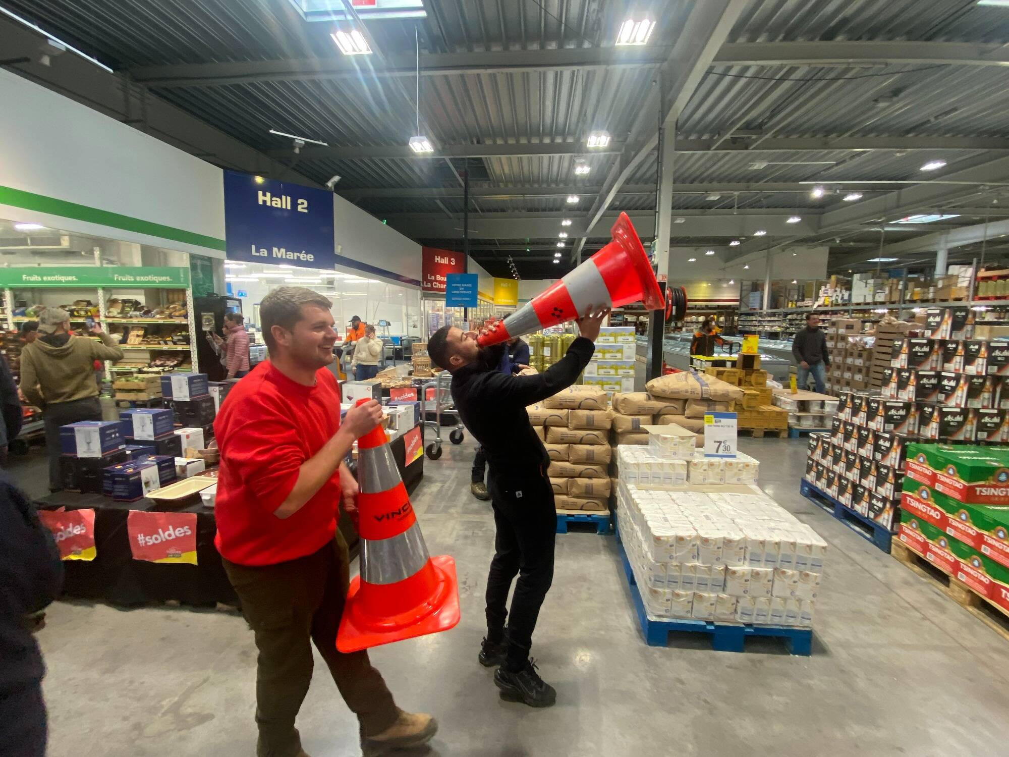 "Vous n'avez pas honte de vendre cette merde?": nous avons assisté à l'opération coup de poing des agriculteurs dans le Var ce mercredi
