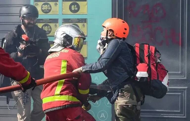 Réactions, interpellations... On en sait plus sur la violente agression d'un pompier par une militante, lors des manifestations du 1er mai