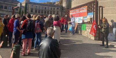 Des militants écologistes manifestent devant le palais de justice de Grasse