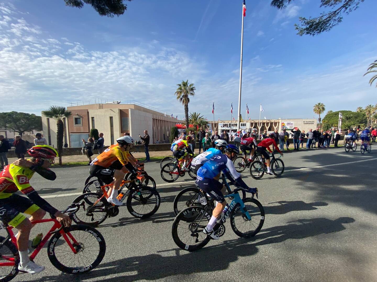 Près de 108 coureurs cyclistes ont pris le départ de la première Classic Var à 11h25 ce vendredi, au palais des Congrès de Saint-Raphaël. Au programme, 184,3km jusqu'à l'arrivée au mont Faron, à Toulon.