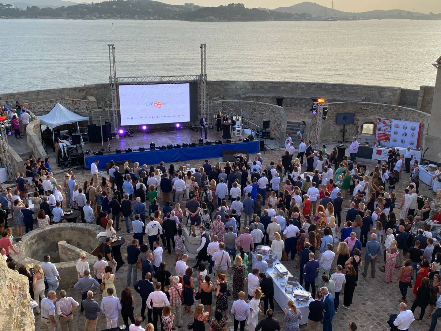 L’Union patronale du Var s’est offert un bel anniversaire mercredi soir dans l’enceinte de la Tour Royale à Toulon située face à la mer et en présence d’un parterre de plus de 500 invités venus de tout le territoire, acteurs économiques et politiques.